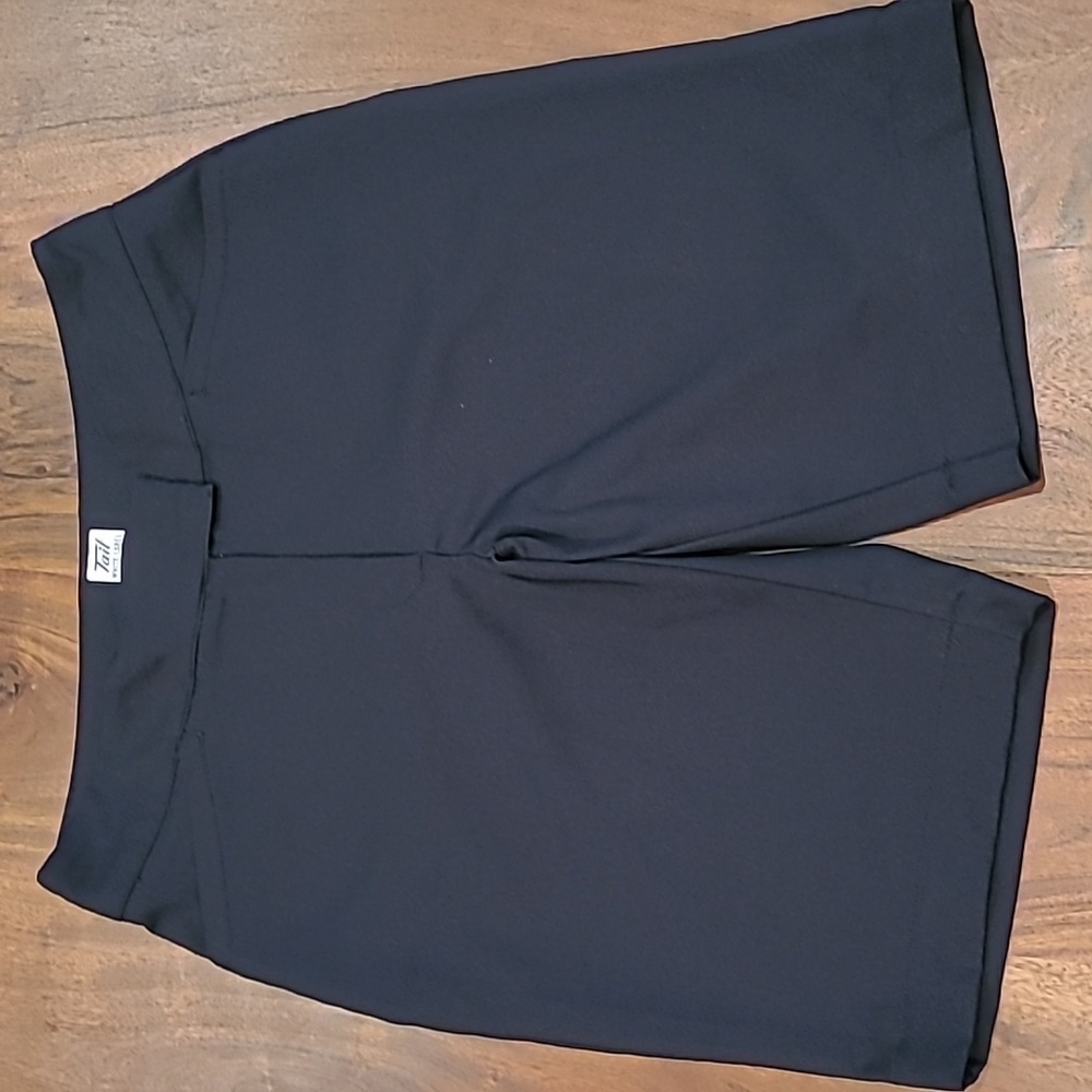 Tail White Label Women's size 8 golf shorts black